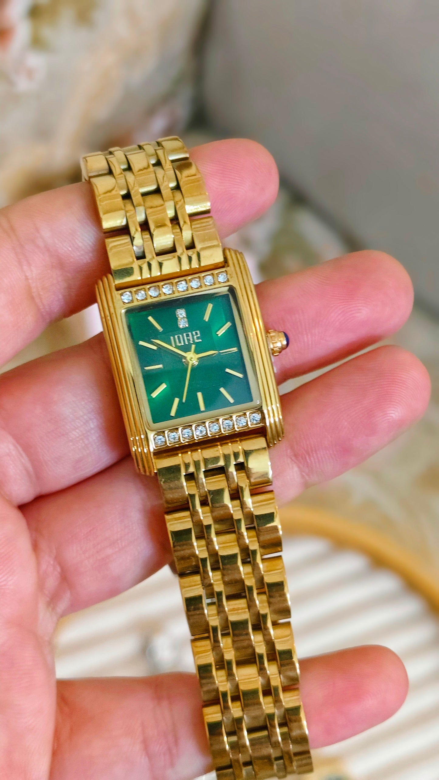 Emerald luxe golden watch (IEKI)